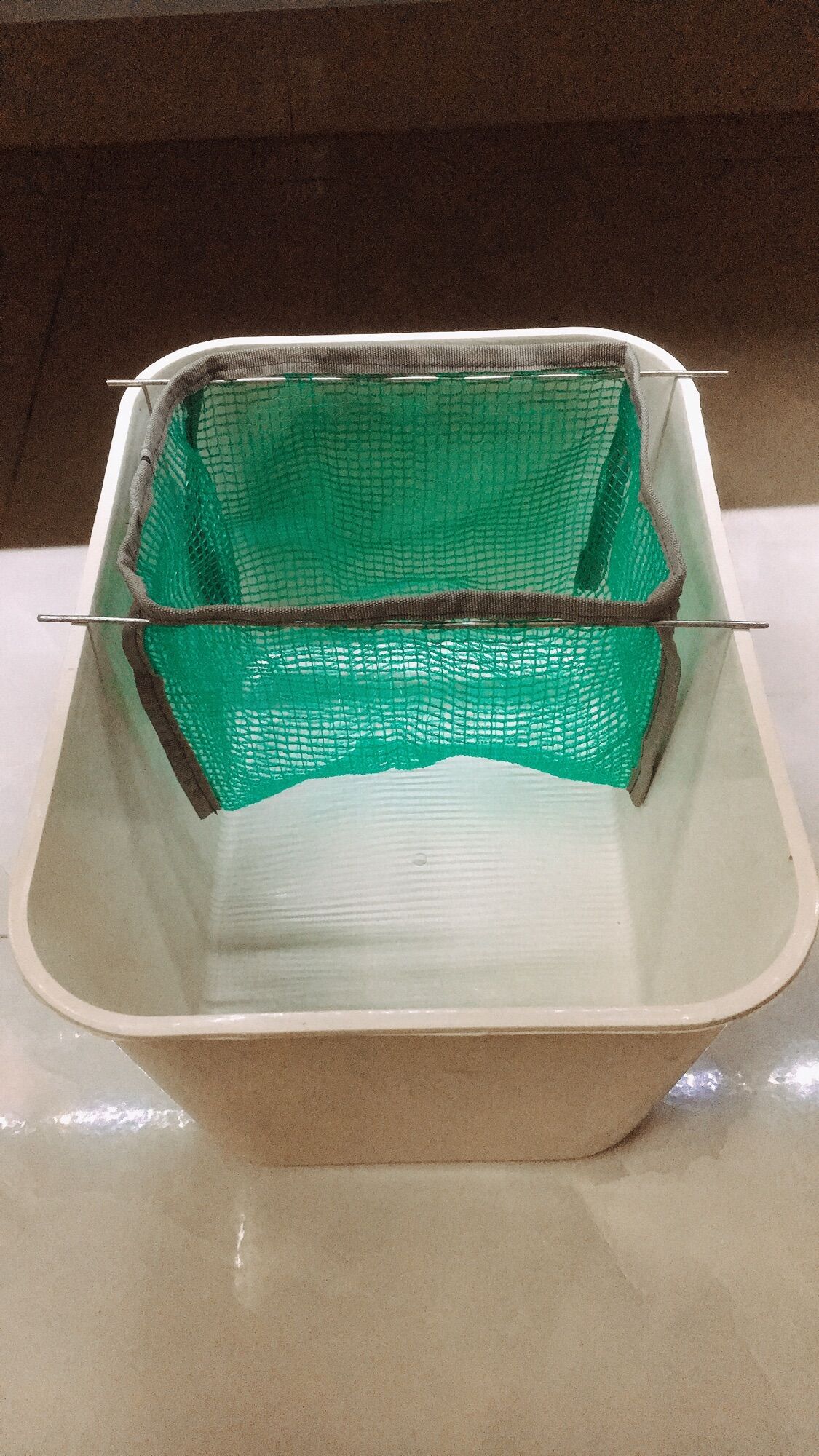 Lồng lưới đẻ cá Guppy cho khay 7l