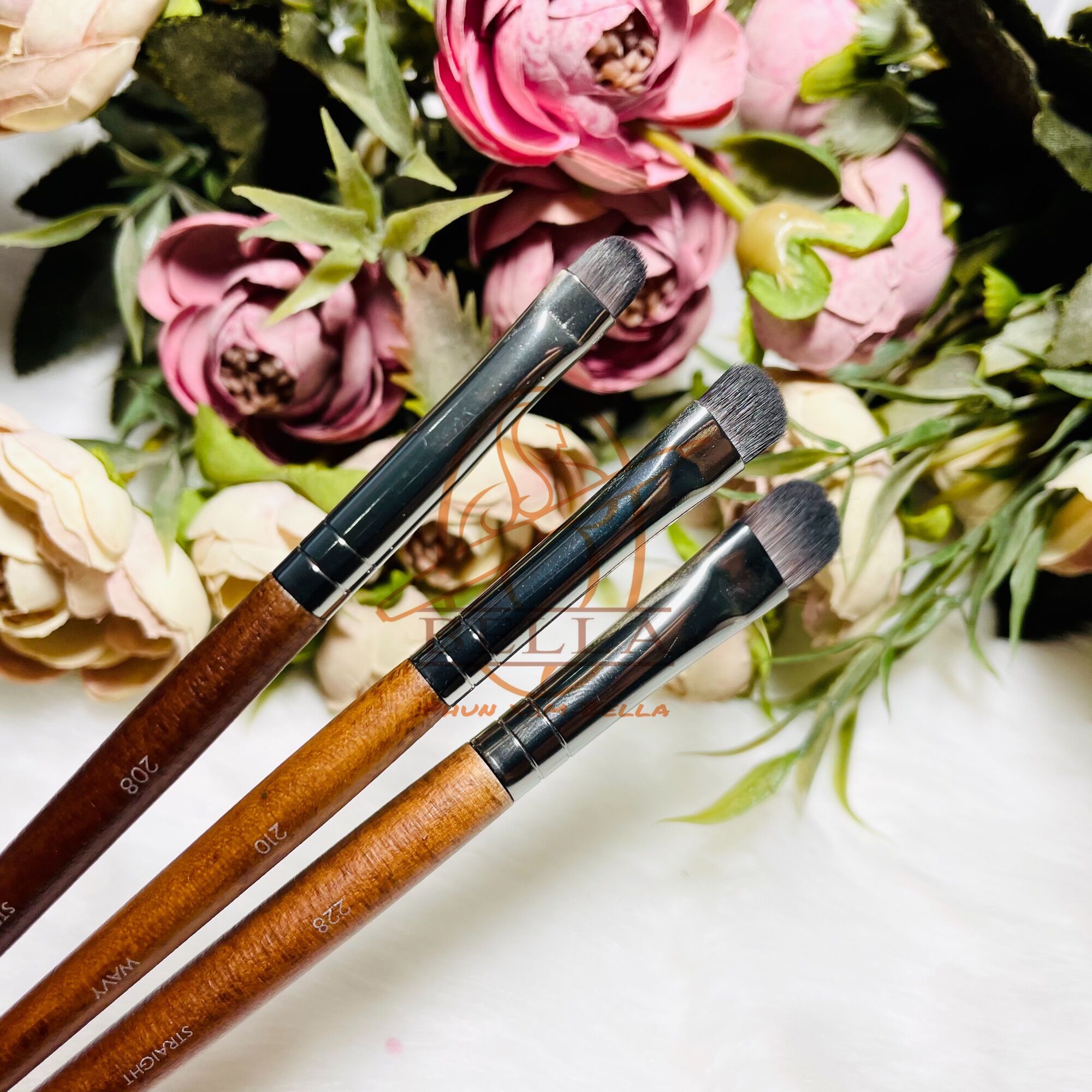 Cọ tém chân mày