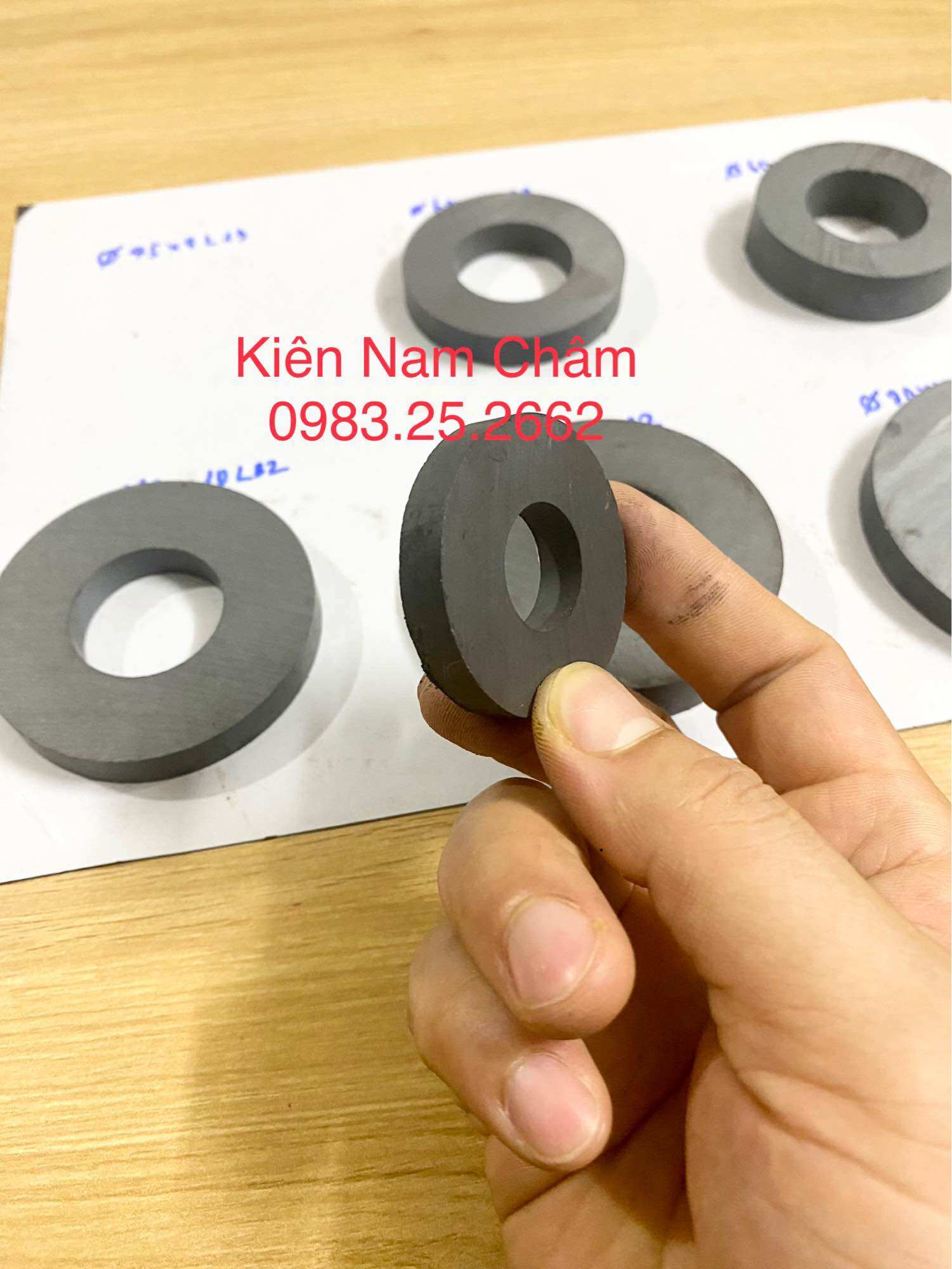 Nam châm vĩnh cửu có lỗ nhiều kích thước