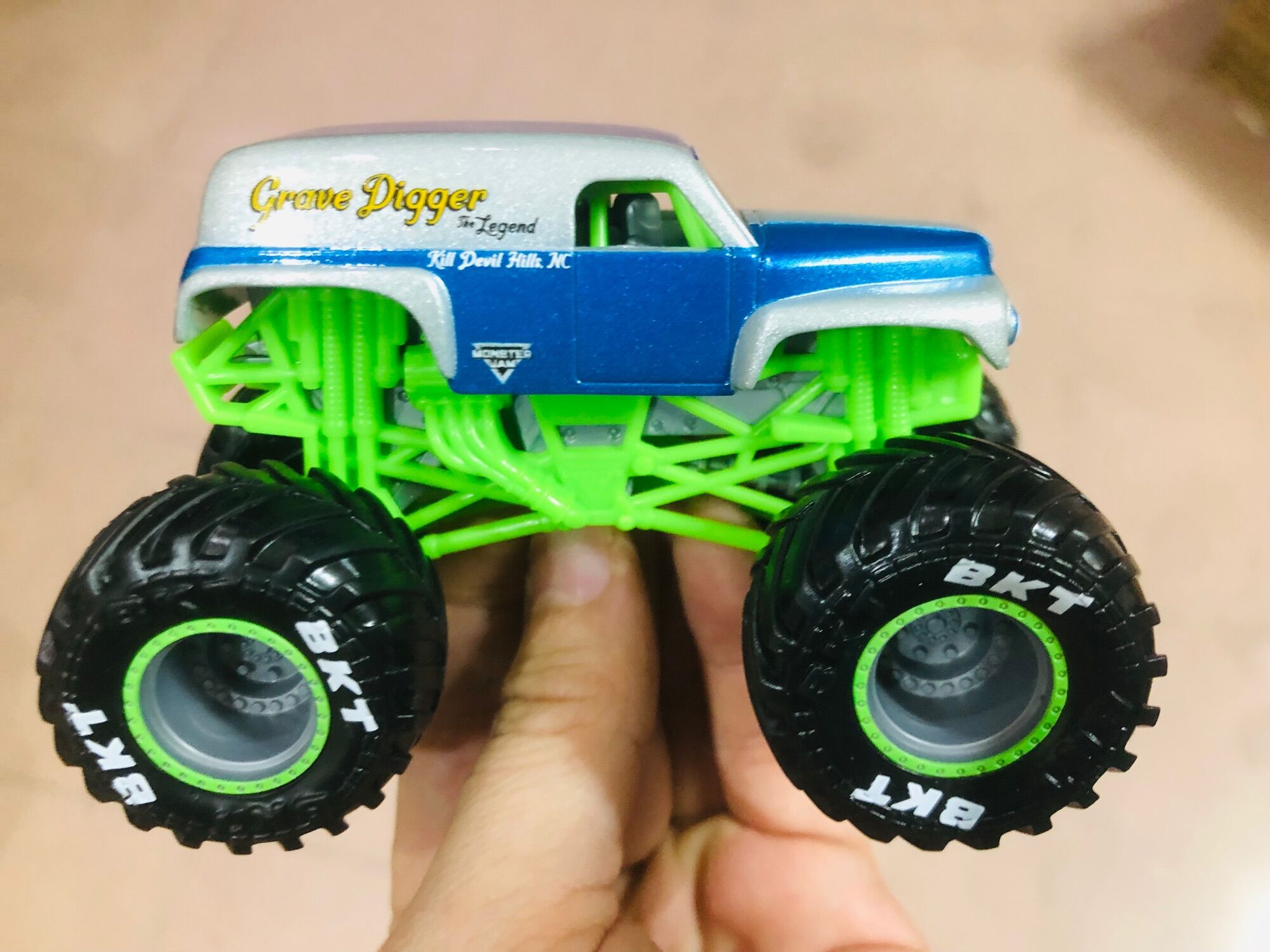 Xe Monster Jam mẫu Grave Digger mẫu mới 2022