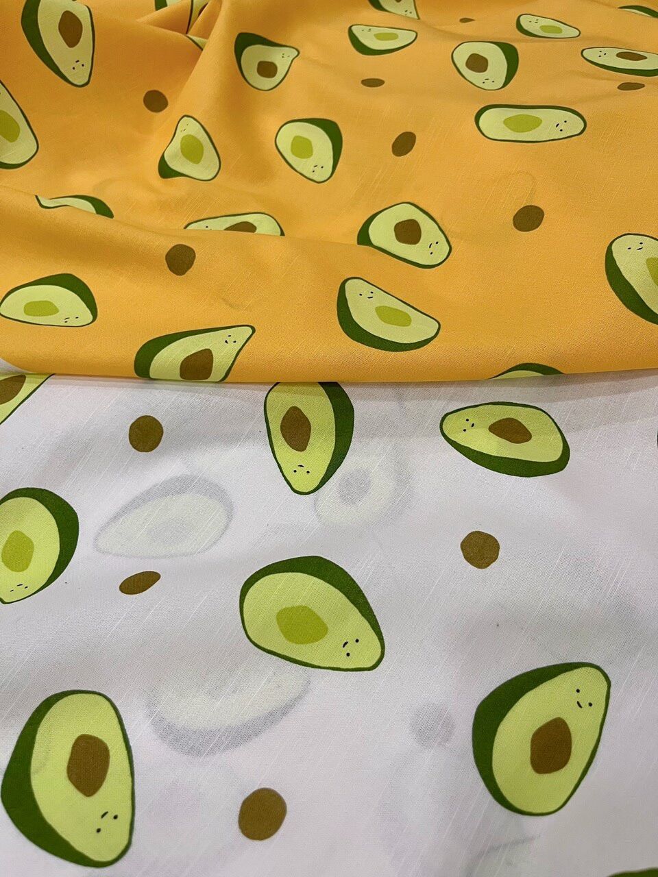 Vải Linen cotton - In trái bơ nền cam và nền trắng - Hoạ tiết độc lạ siêu cưng- Khổ vải 1m40 giá 70k/m