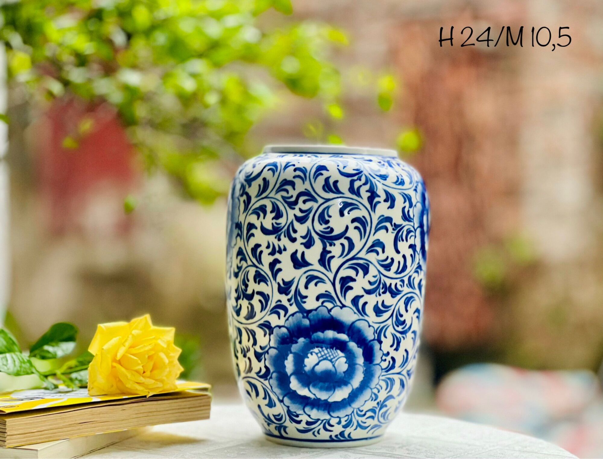 Bình cắm hoa men lam, vẽ thủ công. Gốm sứ Bát Tràng.