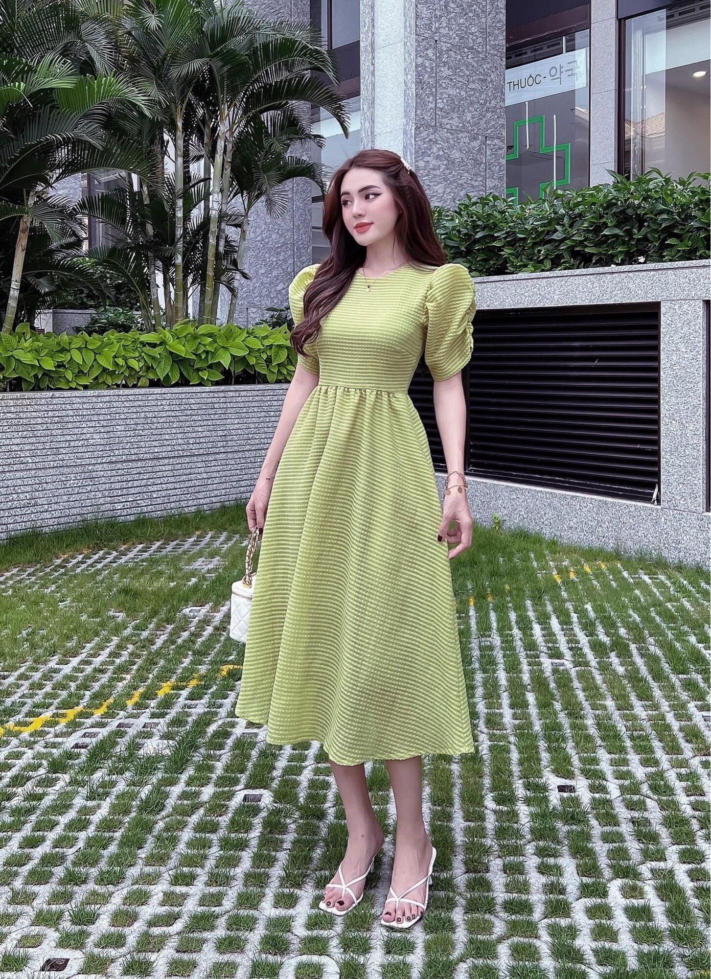 Đầm trắng tiểu thư dự tiệc dáng dài tay bồng