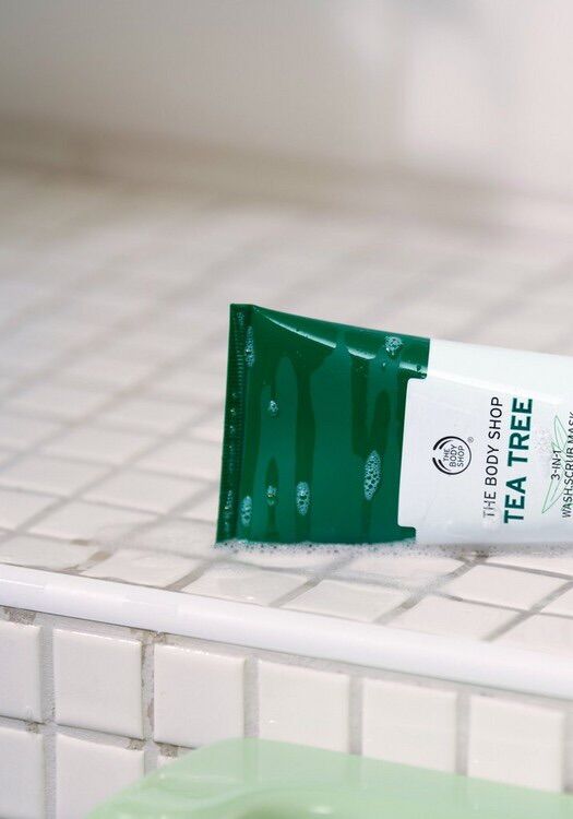 Sữa rửa mặt tea tree 3-in-1 The Body Shop