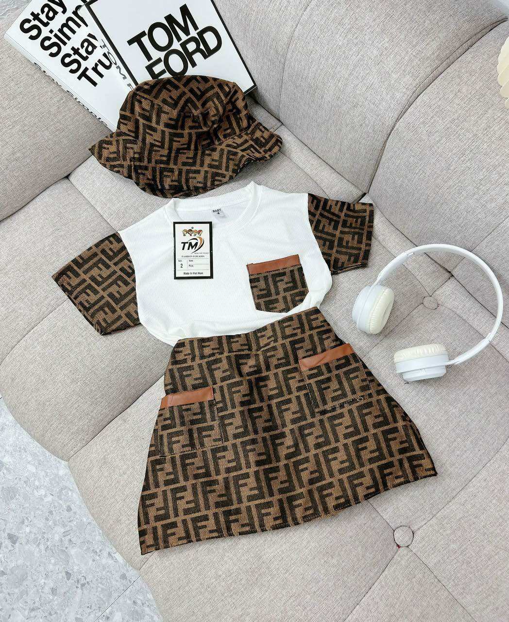 Set áo thun chân váy kèm mũ hoạ tiết sang chảnh bé gái