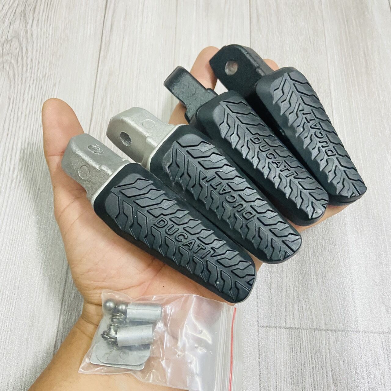 Gác chân ducati gắn cho các dòng xe Yamaha, Honda