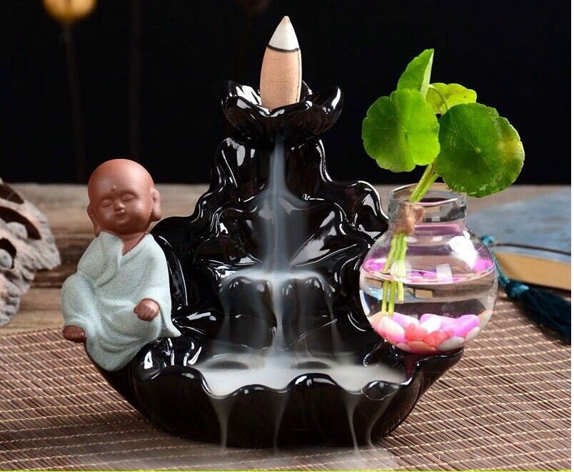 Thác Khói Trầm Hương - Vạn Sự Tùy Duyên ( áo xanh) + 10 nụ trầm kèm lá xanh