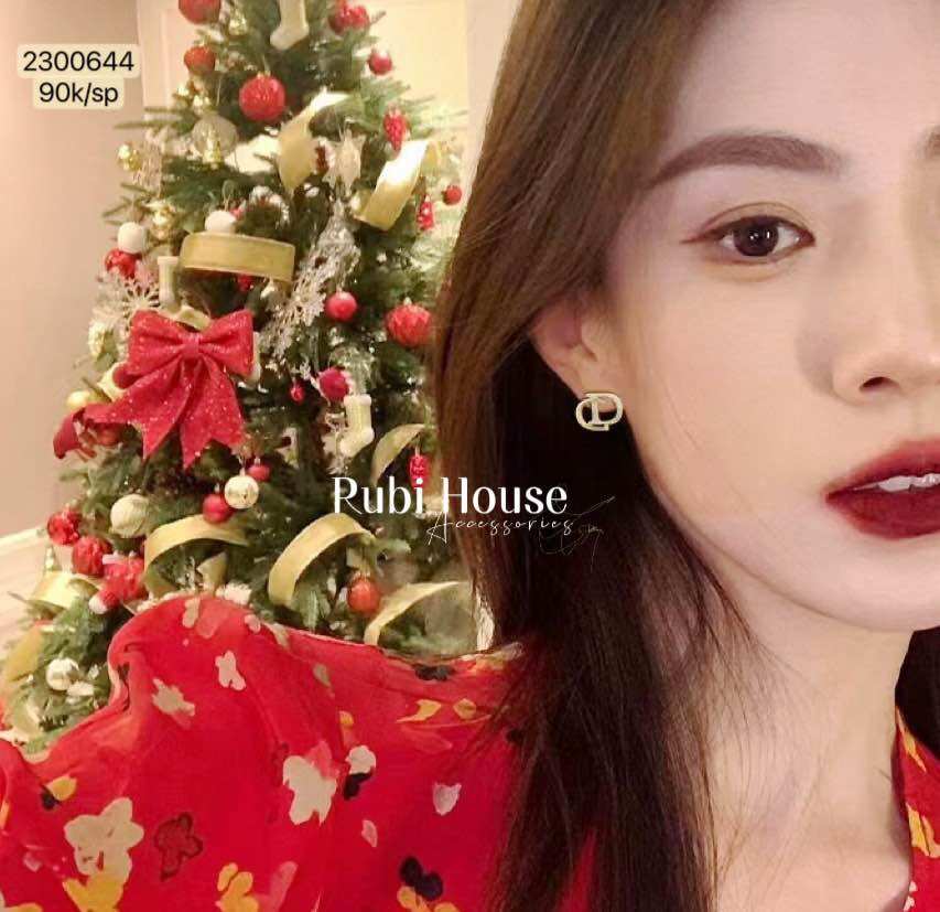 Bông tai chữ CD đính đá vàng