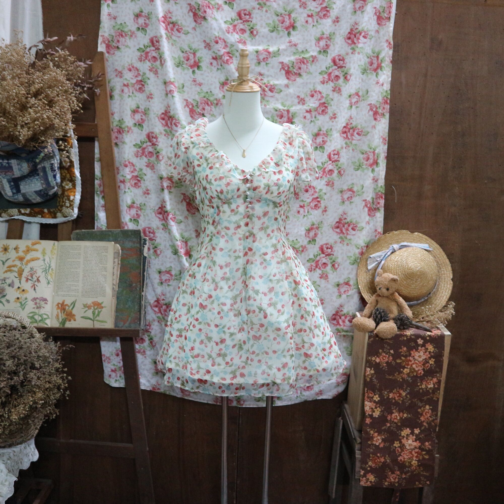 Đầm voan tơ hoạ tiết dâu tây Vintage.hoacuc
