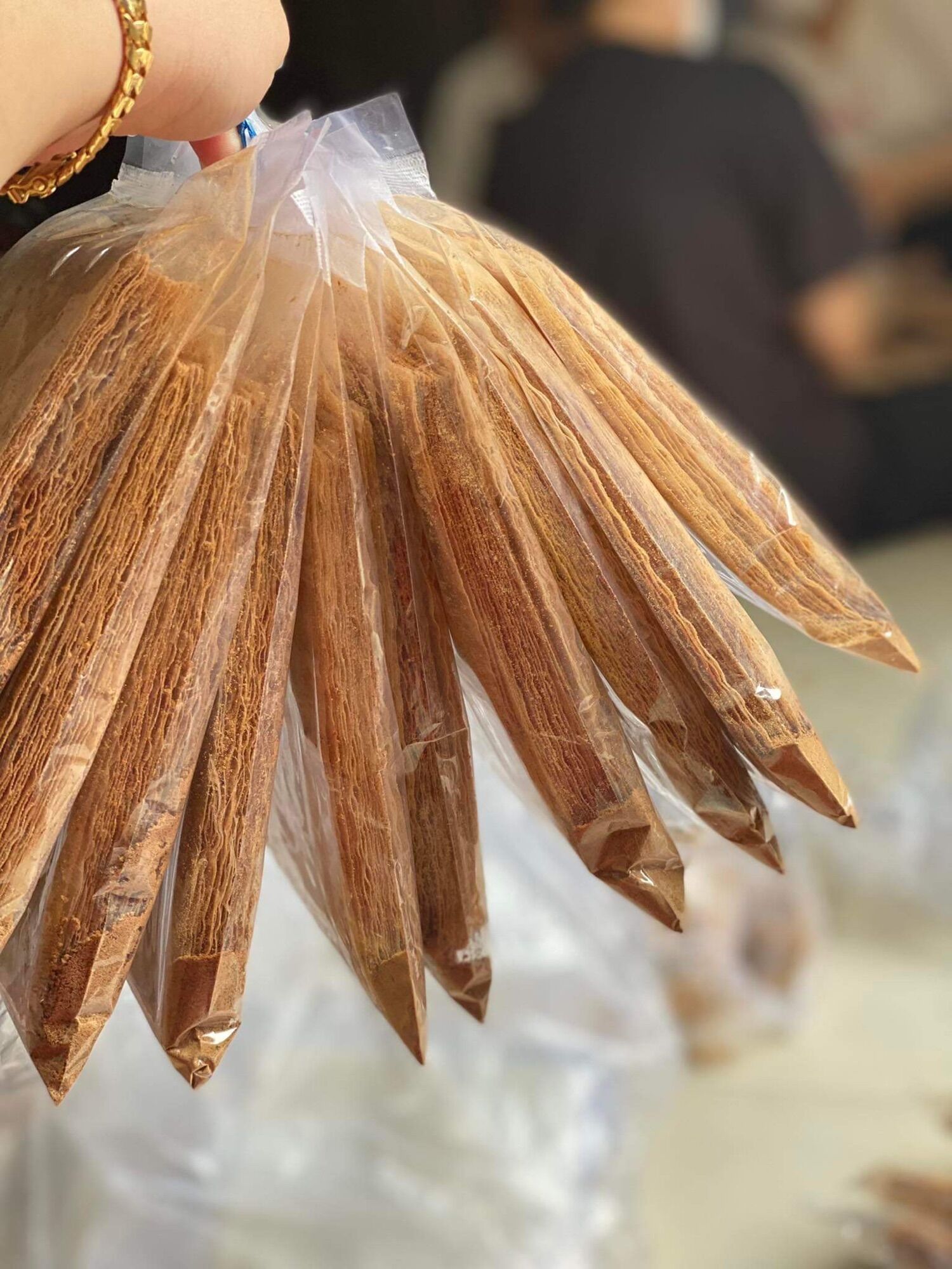 Bánh trâng xike lắc muối tôm
