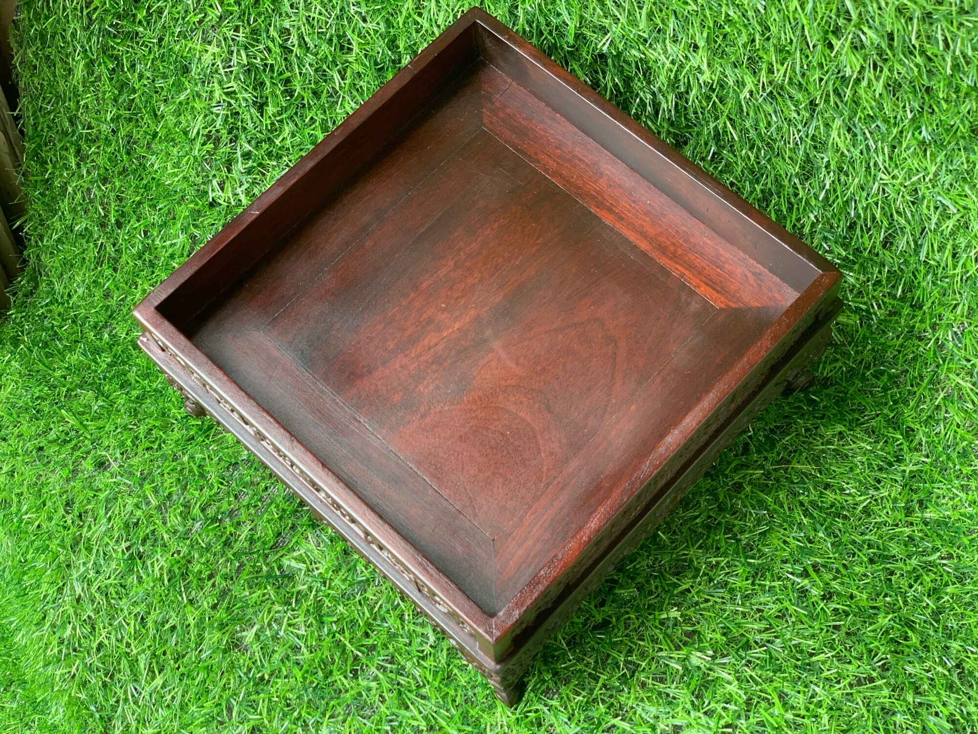 KHAY TRÀ CHÂN QUỲ GỖ GỤ vuông 20cm
