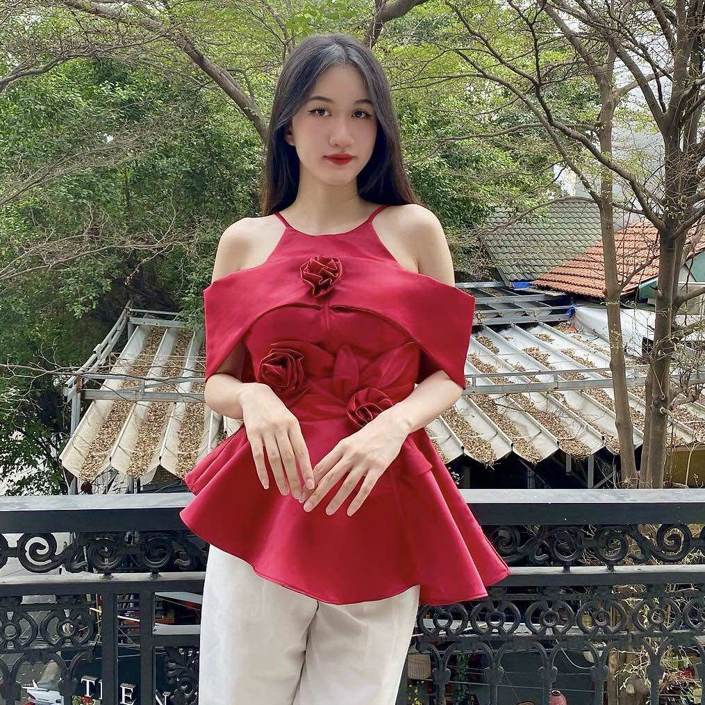 Áo yếm bẹt vai tà lệch đính cành bông lá