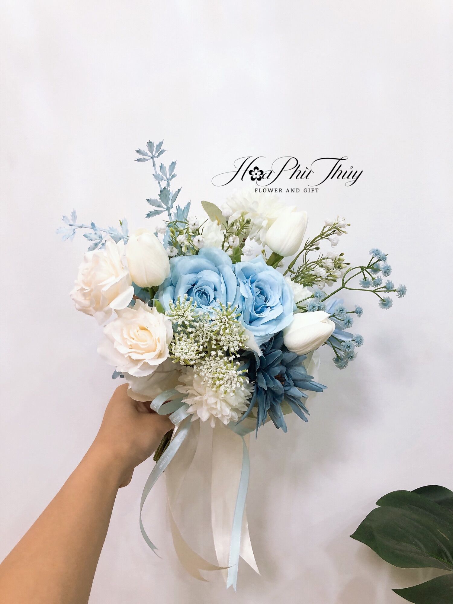 Hoa cưới cầm tay cô dâu bằng lụa cao cấp