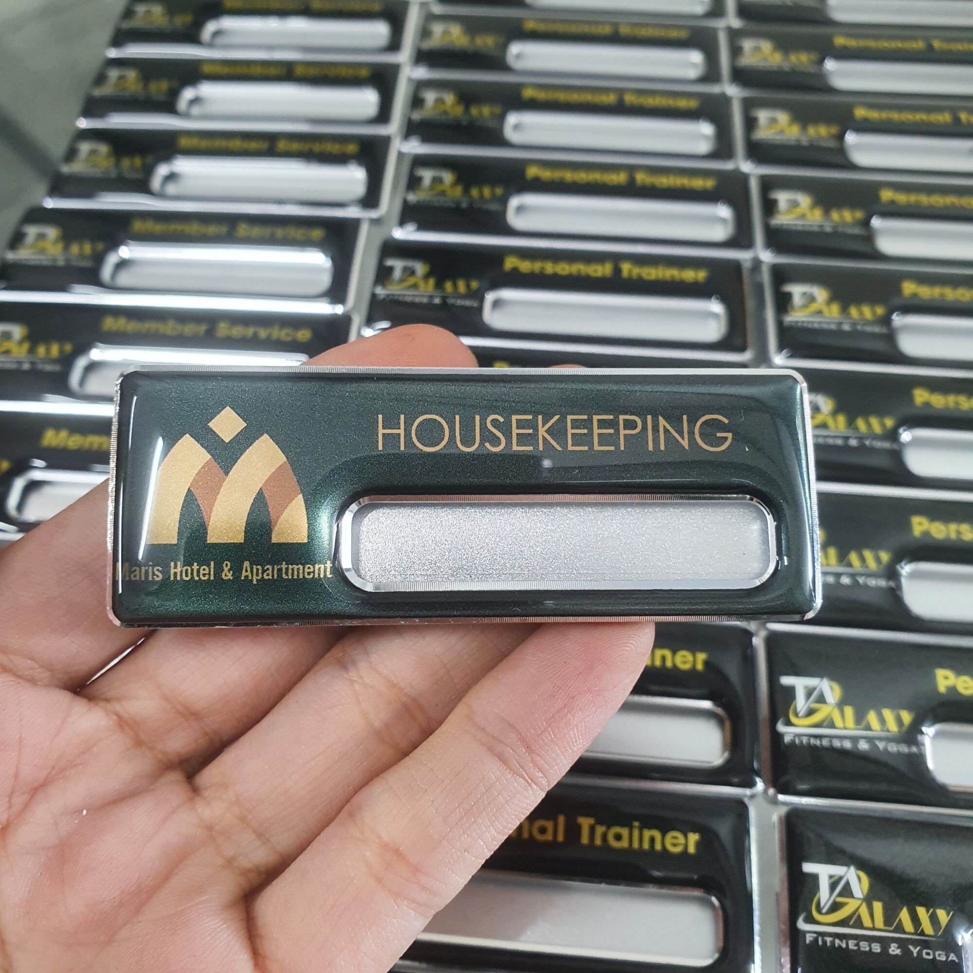 Bảng tên nhân viên thay tên được