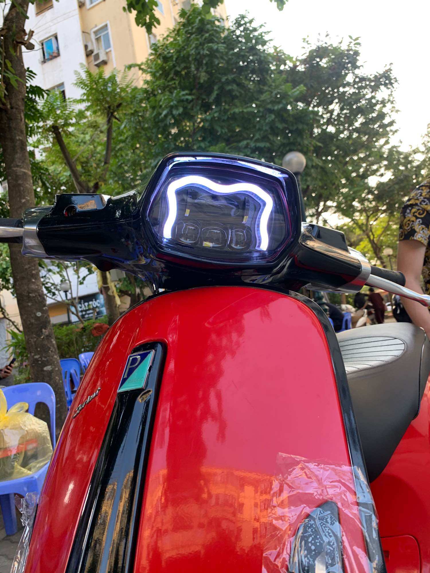 Đèn pha led chữ M cho vespa sprint