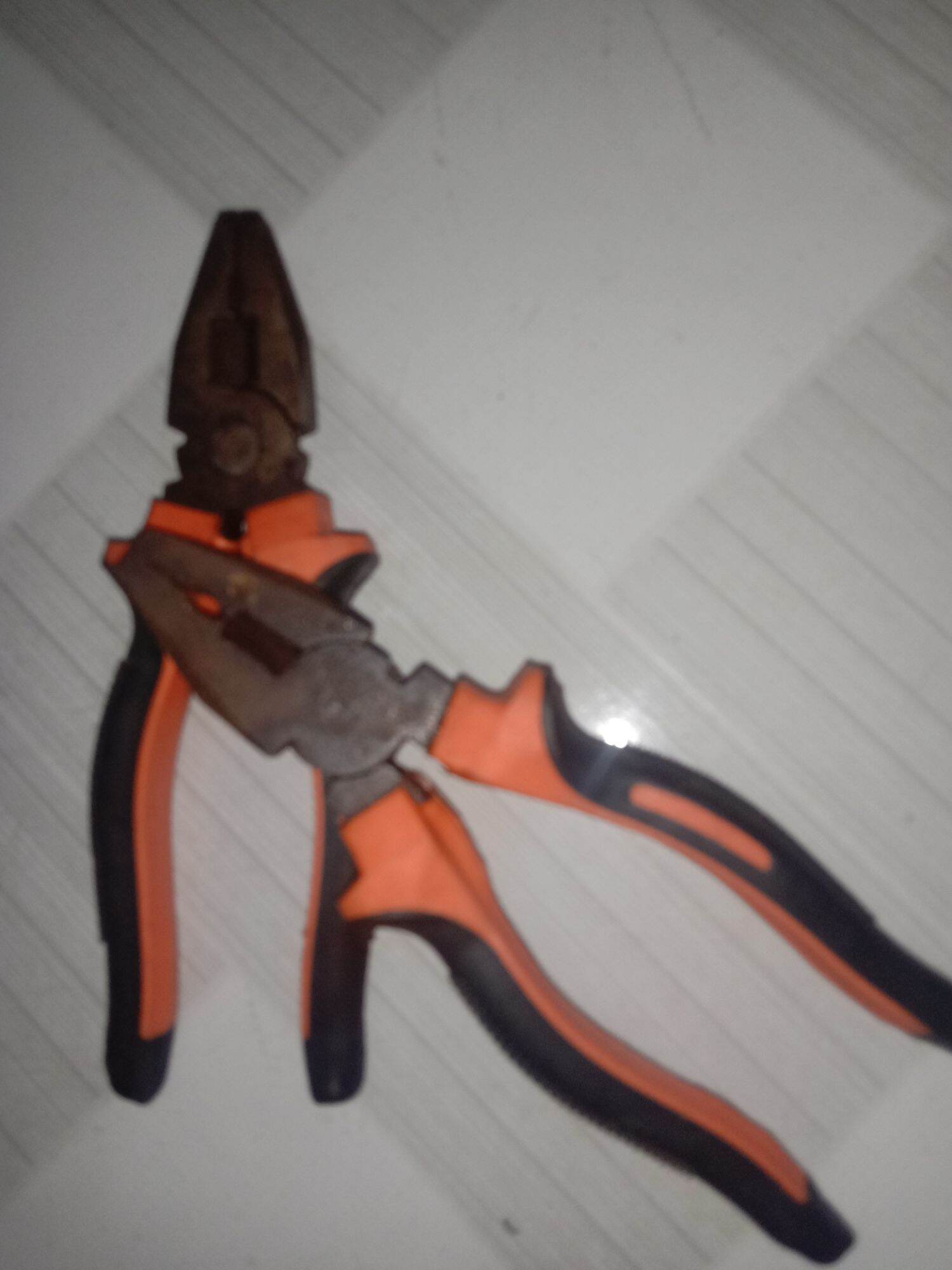 2 kìm cắt hàng bãi nhật
