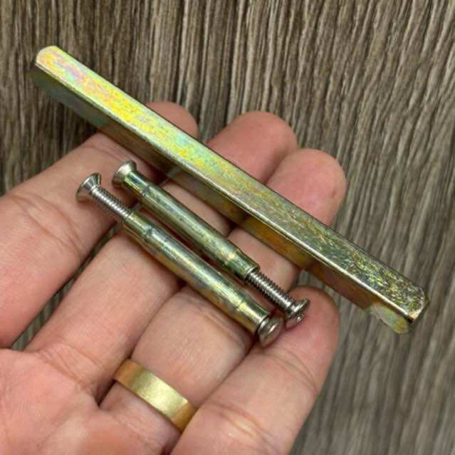 Bộ chốt nối và cặp ốc nối khoá tay gạt