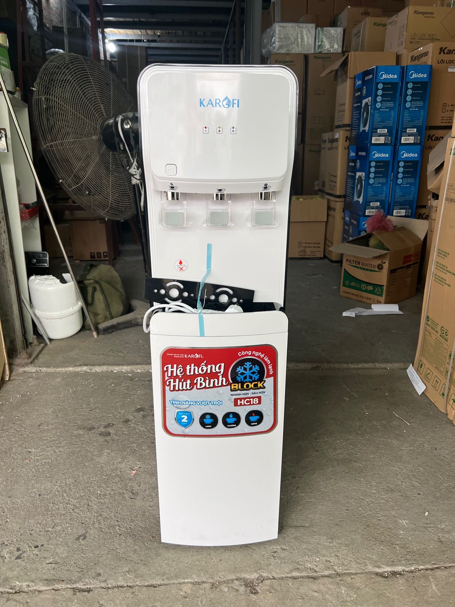 Cây nước nóng lạnh hút bình Karofi HC18