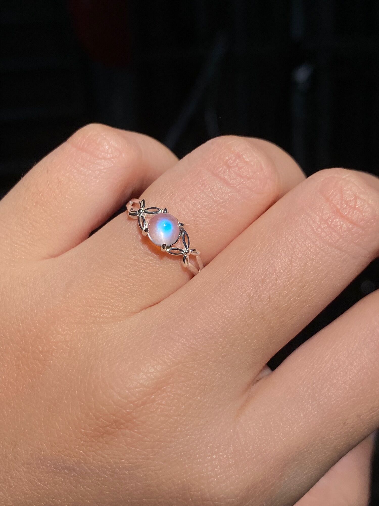Nhẫn bạc moonstone mặt tròn thiết kế hoa văn nhẹ nhàng