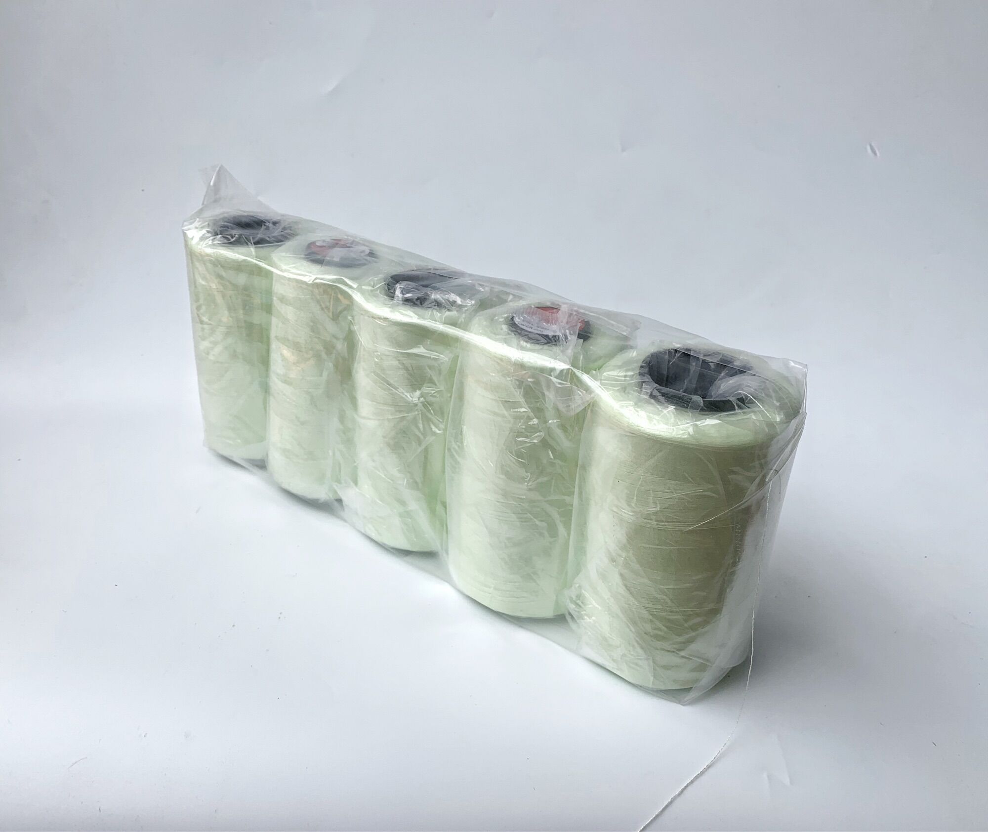 5 cuộn chỉ may màu xanh nhạt
