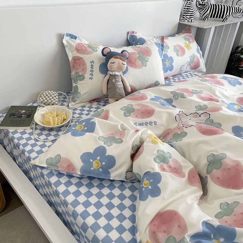 Bộ chăn ga gối Cotton Poly Nhập Khẩu chần bông dày mẫu Gấu Dâu Tây