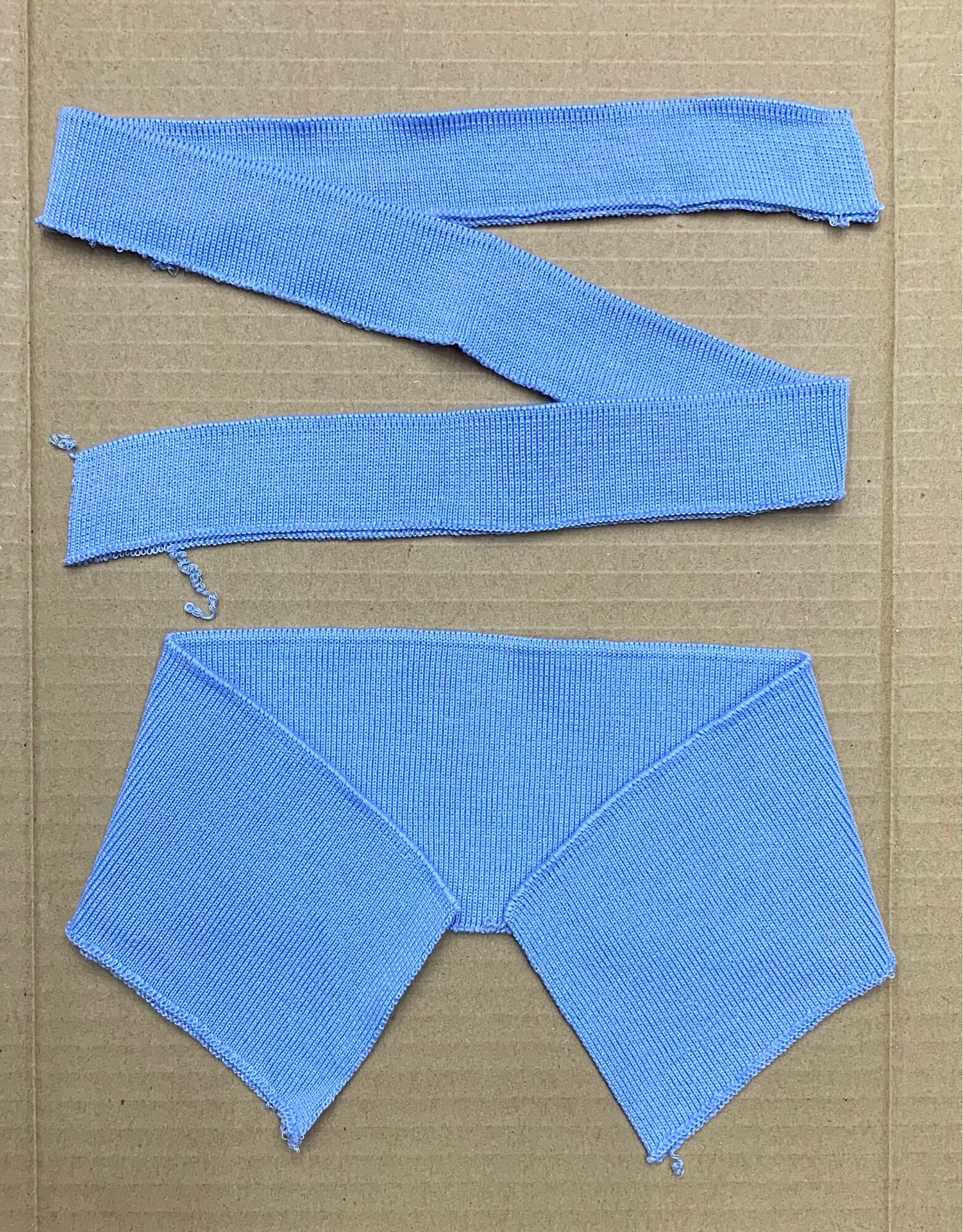 Bộ bo cổ và tay áo thun polo.
