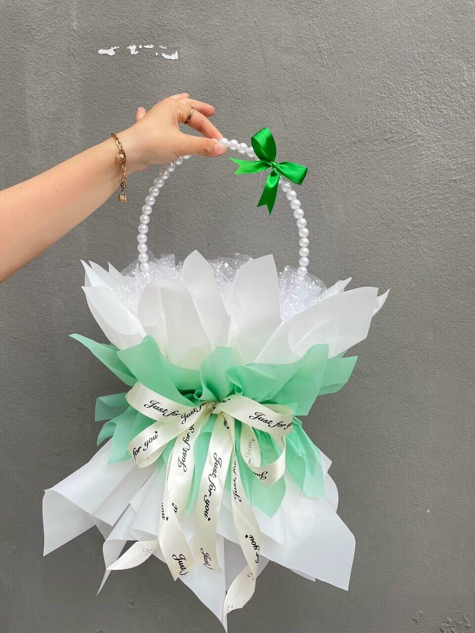 Giỏ hoa quai xách ngọc trai