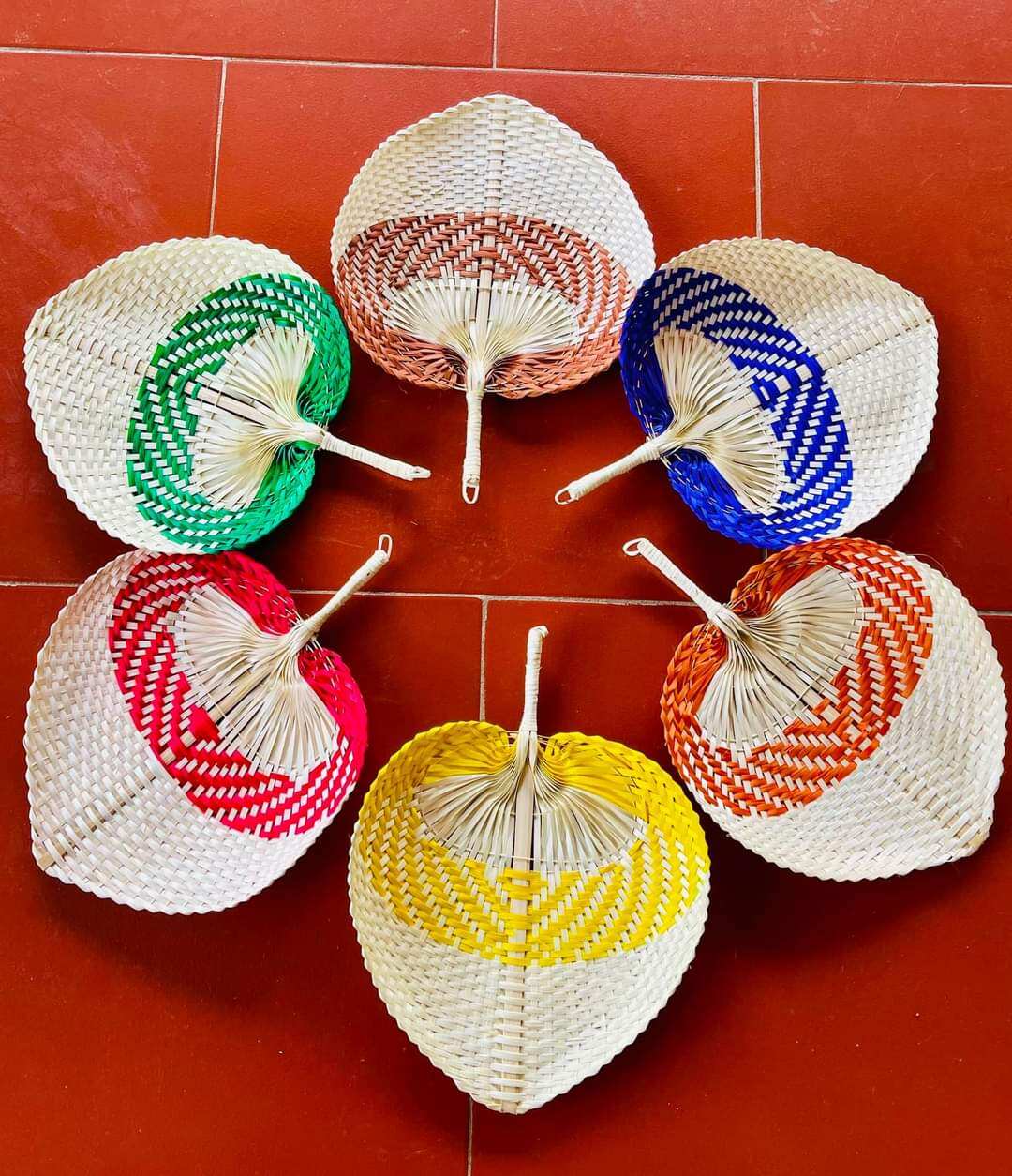Quạt cầm tay màu