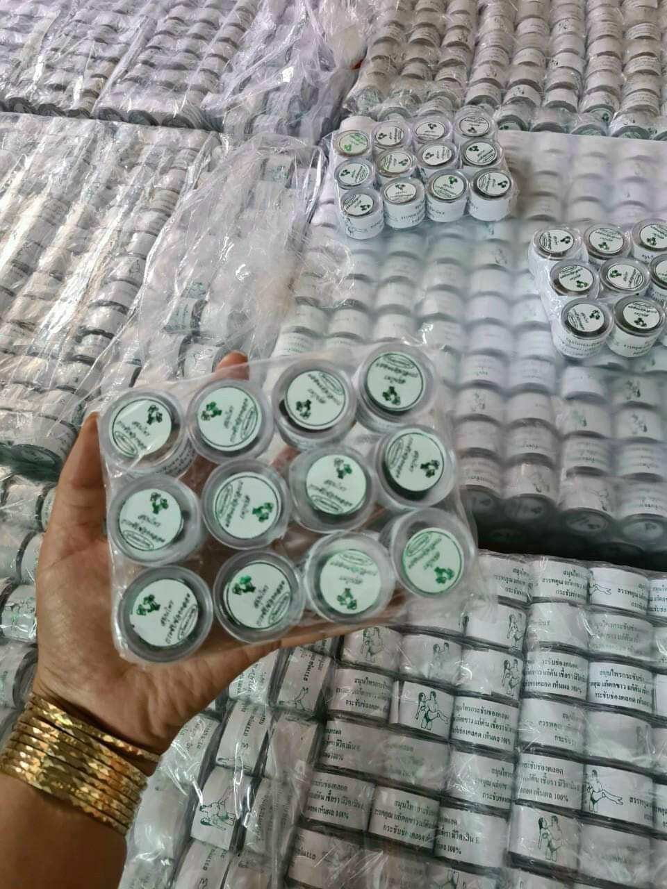 combo xà phòng thâm mông + viên đặt se khít cô bé