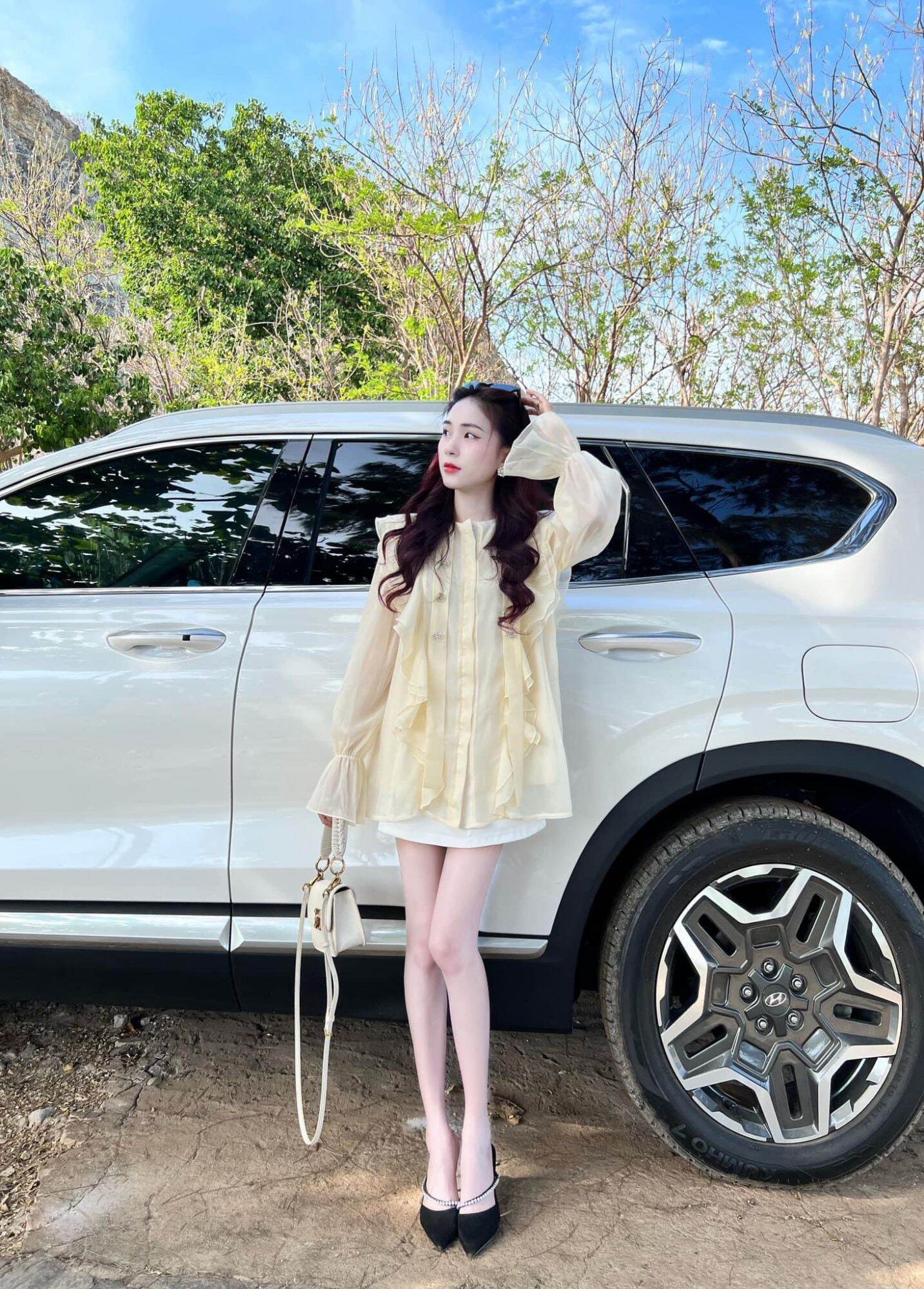 SET ÁO SƠ MI VOAN TƠ VỚI CHÂN VÁY TRẮNG LỤA
