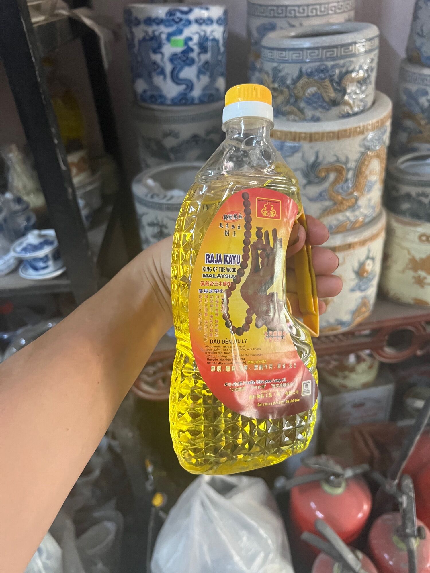 Đèn thờ men lam Bát Tràng