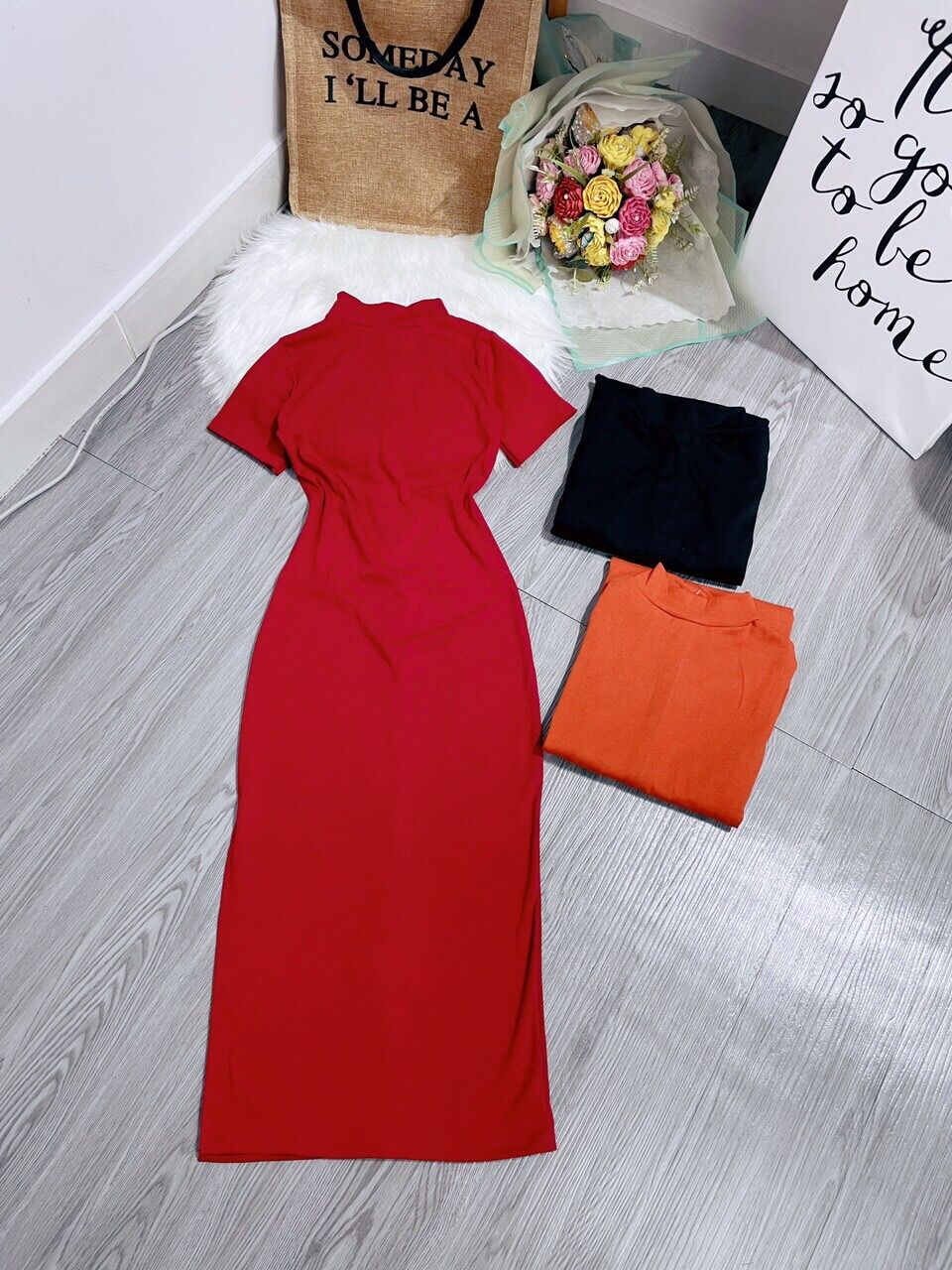 Đầm body cổ lọ tay ngắn xẻ tà.
