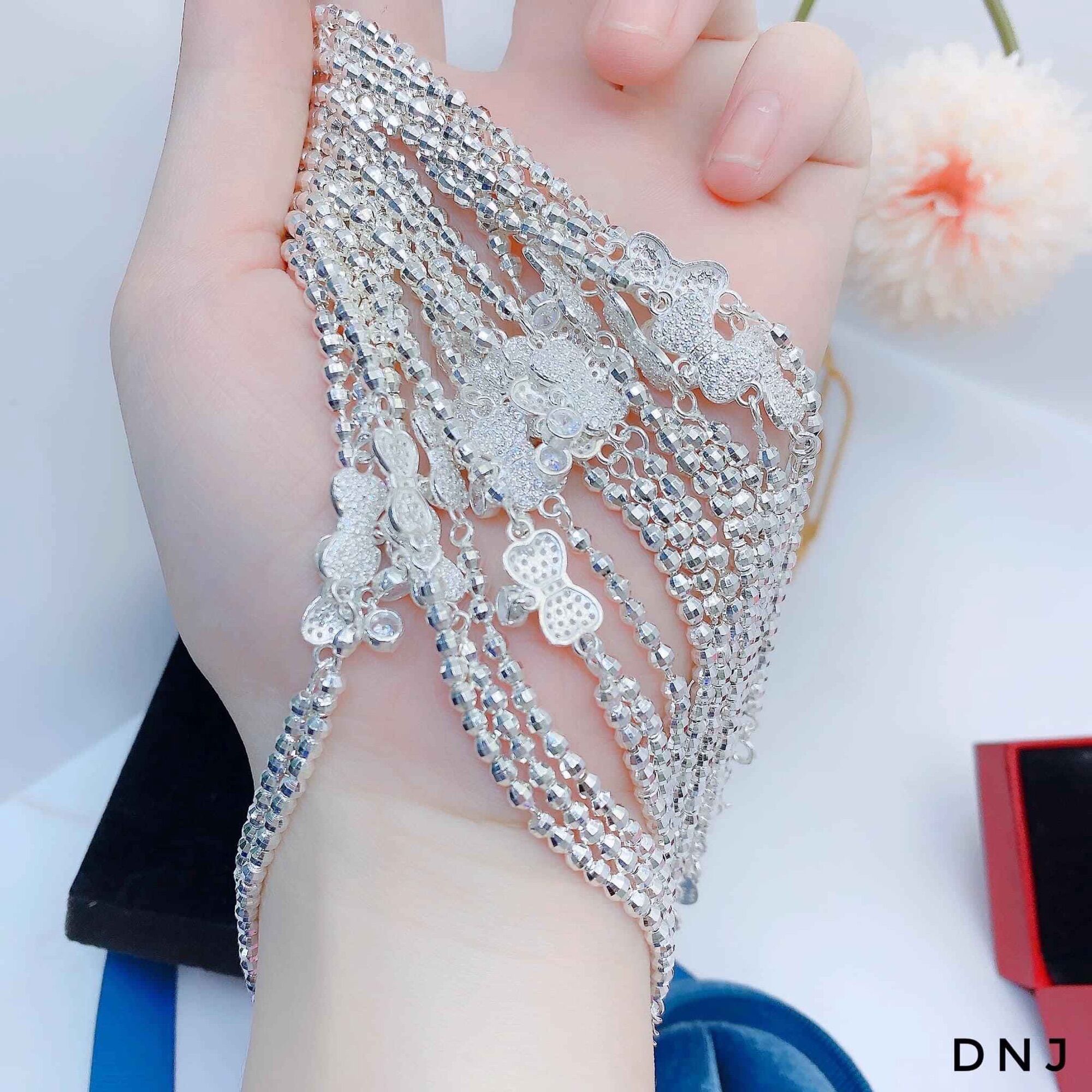 LẮC TAY NƠ BẠC TA