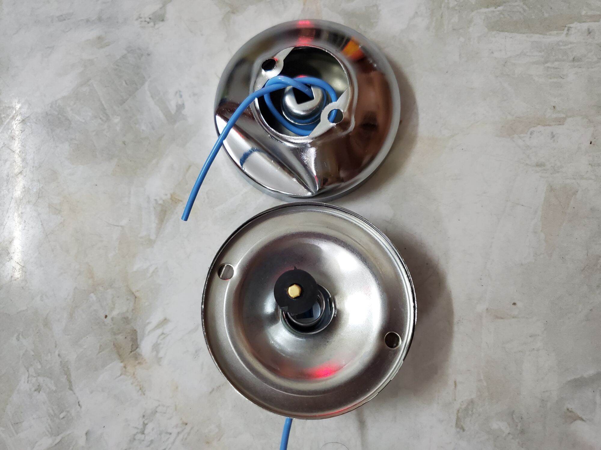 Đế đèn xi nhan trước và sau xe Cúp 81.