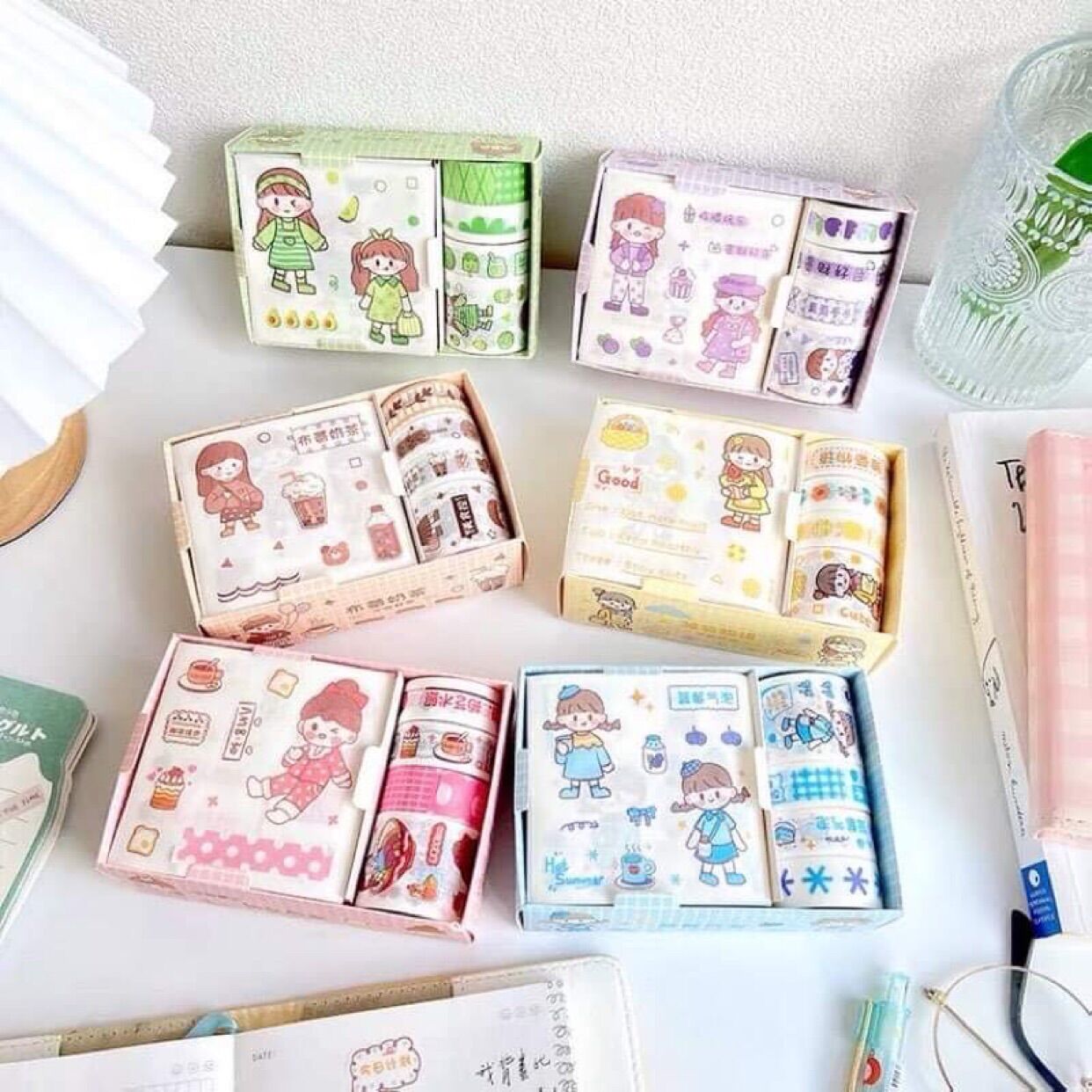 Hộp 4 miếng dán sticker và 4 cuộn băng keo dán hình ngộ nghĩnh, sticker hoạt hình
