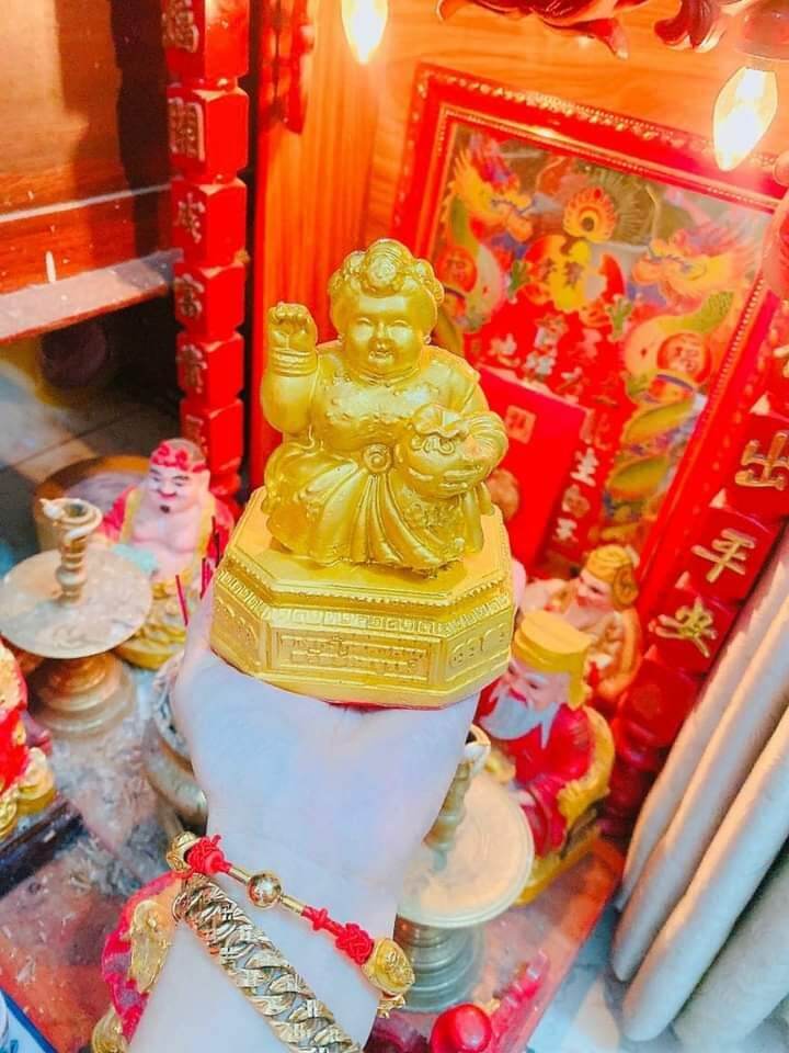 Tượng mẹ ngoắc ĐỎ và VÀNG