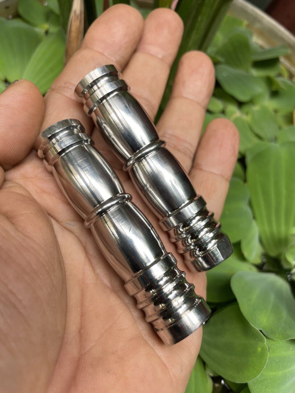 Gác chân inox titan gắn phuột xe máy xe đạp
