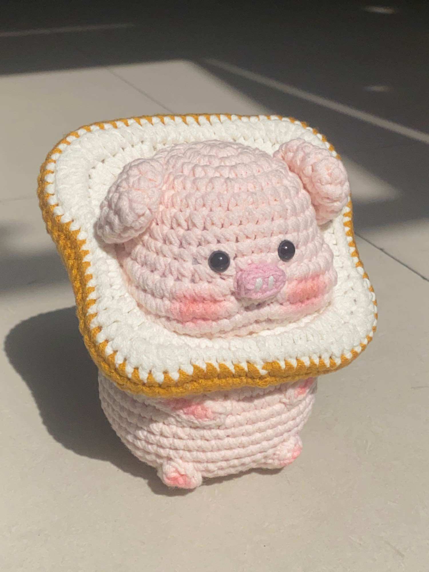 Heo đội bánh mì len (13x15cm)