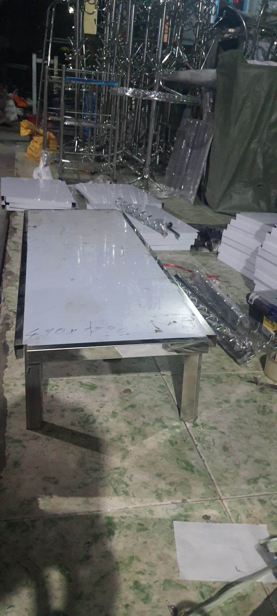 Kệ inox 1 tầng tấm , bề rộng 30cm  , bề dài 80cm/100cm/120cm cao 15cm dùng để chậu hoa , vật dụng cần thiết  ... inox dày , chắc chắn .