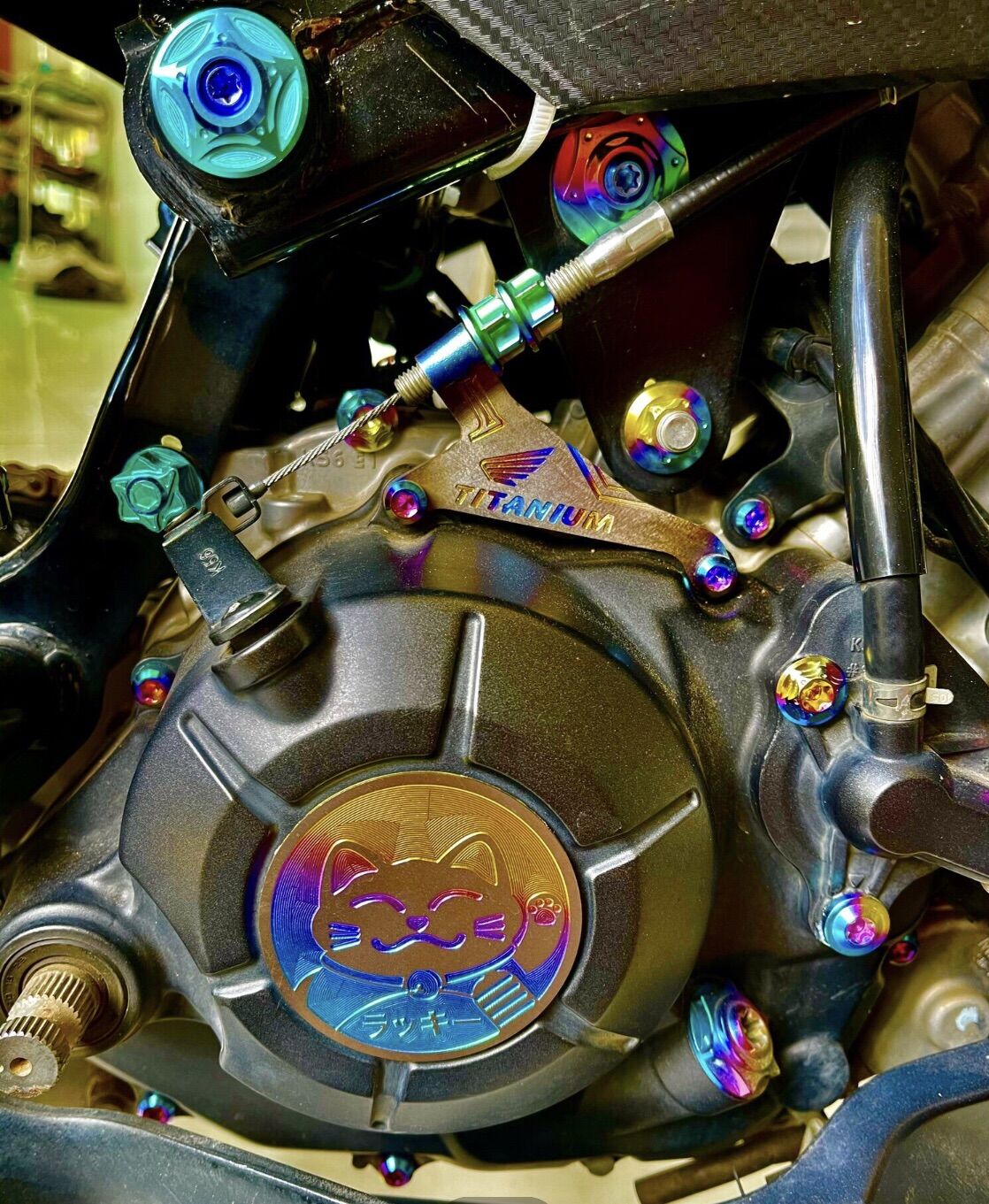 Tem titan mèo thần tài dán lốc máy winner - sonic