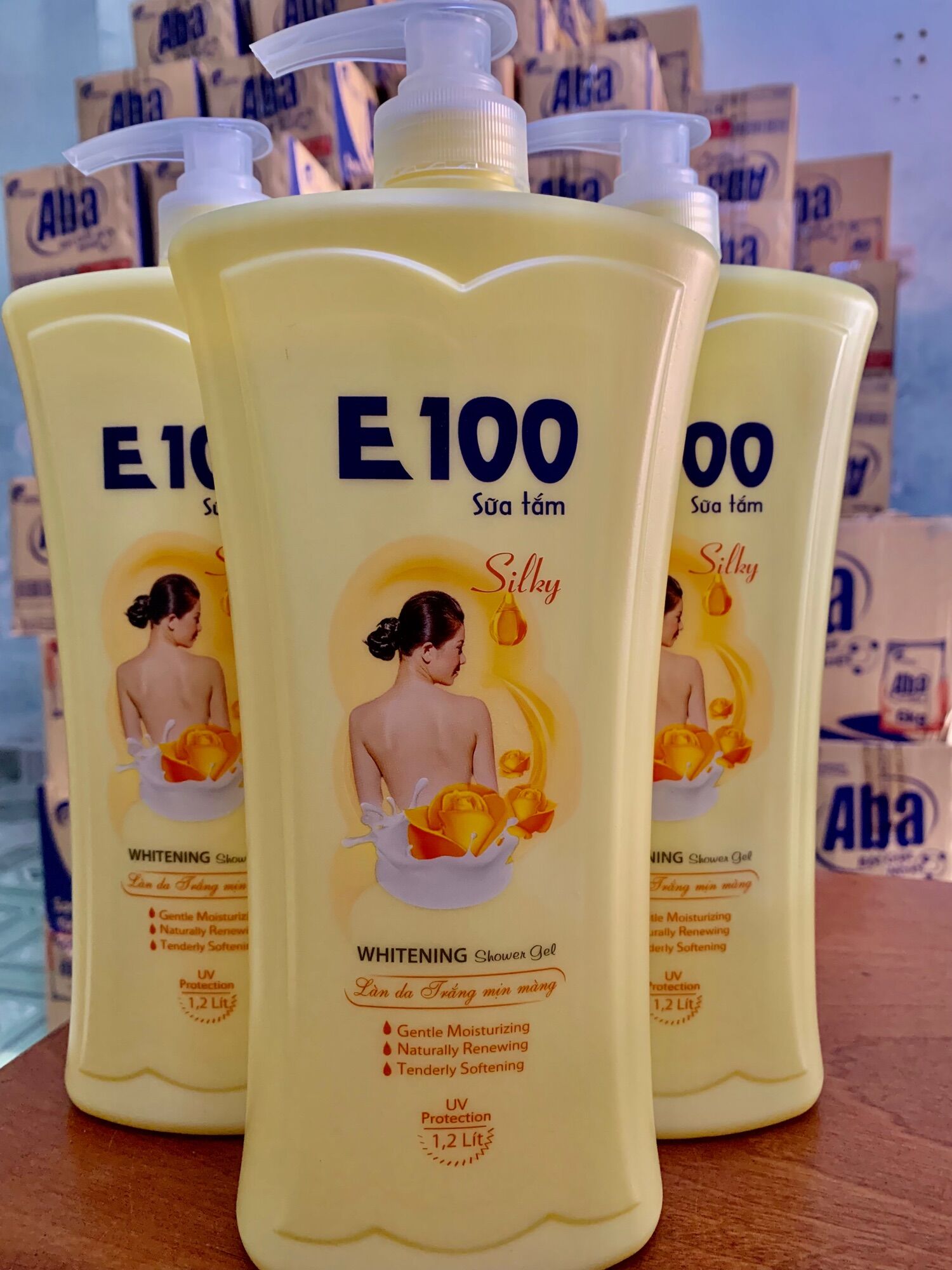 Sữa tắm trắng da E100 Silky 1200ml vàng