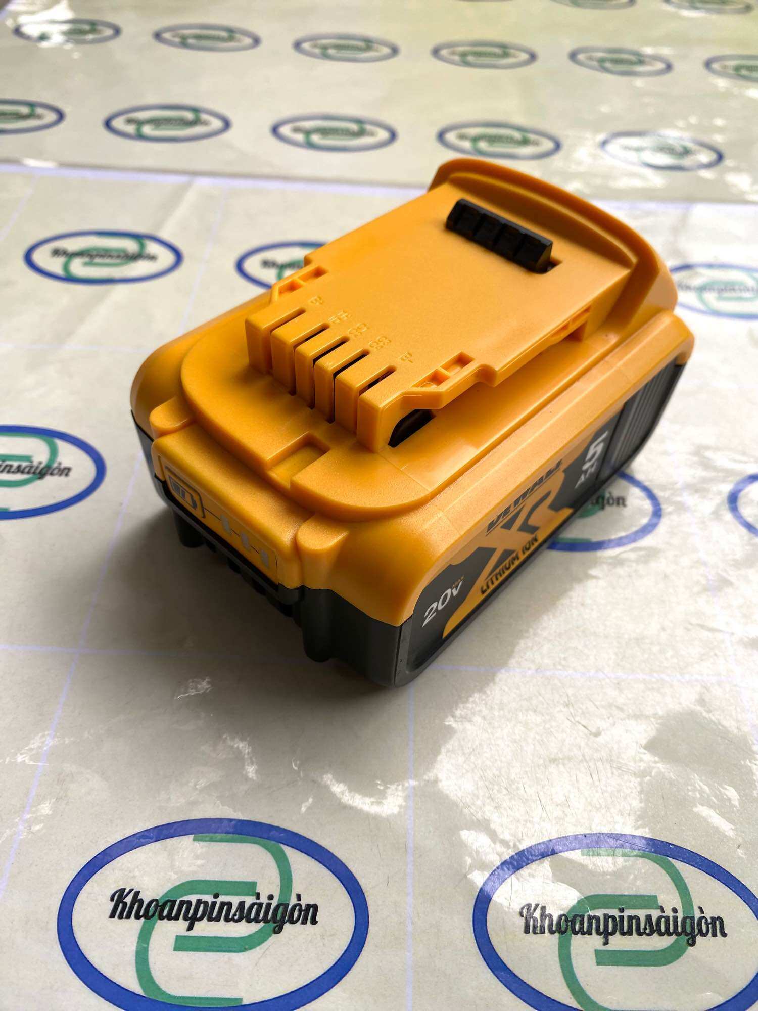 Pin đóng dewalt 20V 4ah- 5ah dùng cho máy hãng