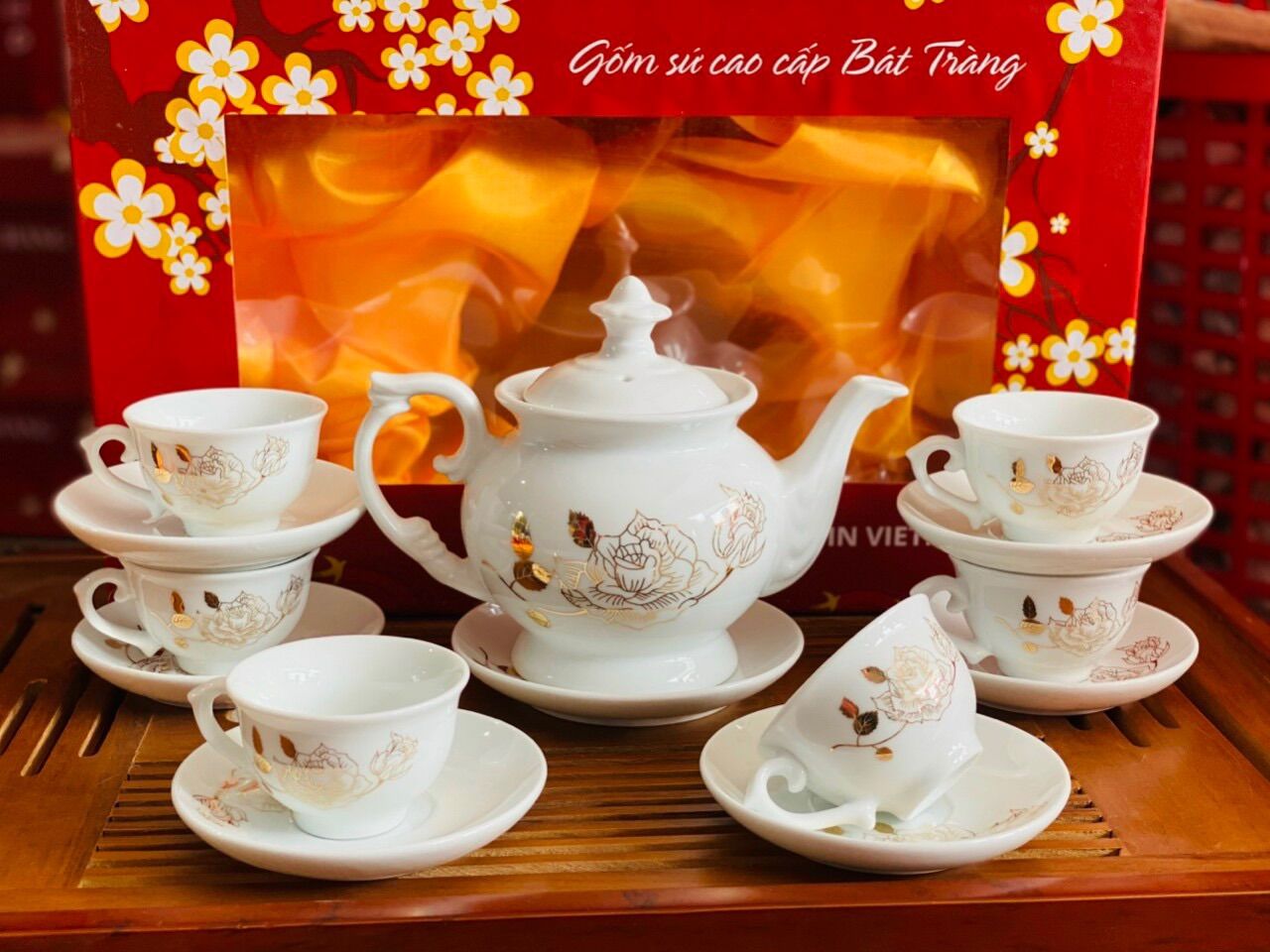 Bộ ấm trà gốm sứ Bát Tràng cao cấp.