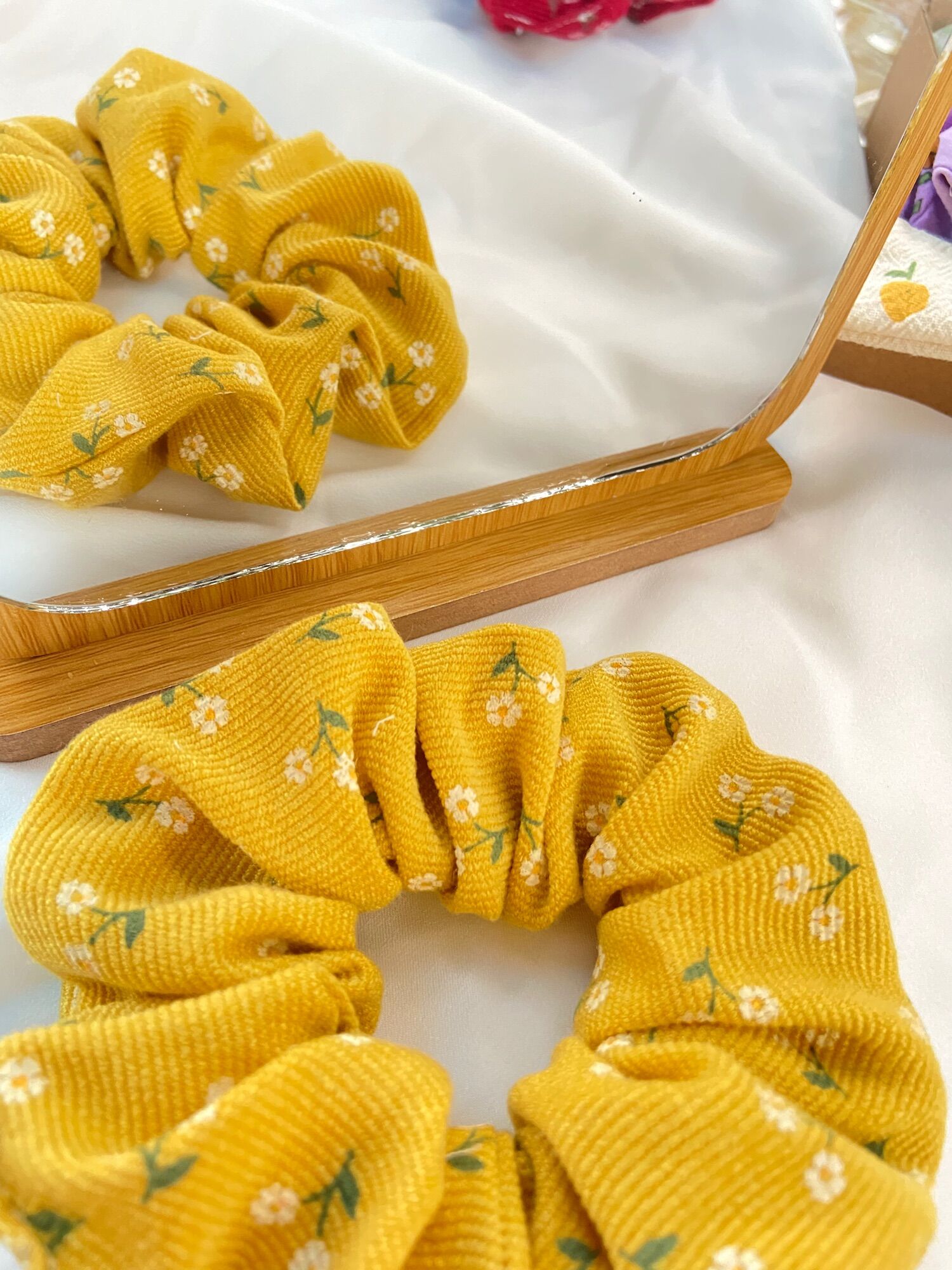 Cột tóc scrunchie vải hoa xinh xắn cho bạn gái