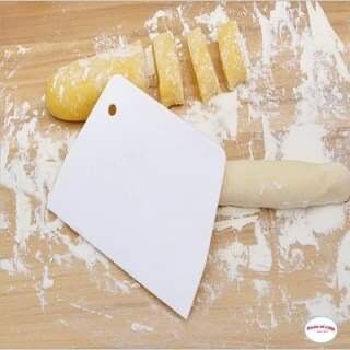 Dao nhựa cắt bột làm bánh