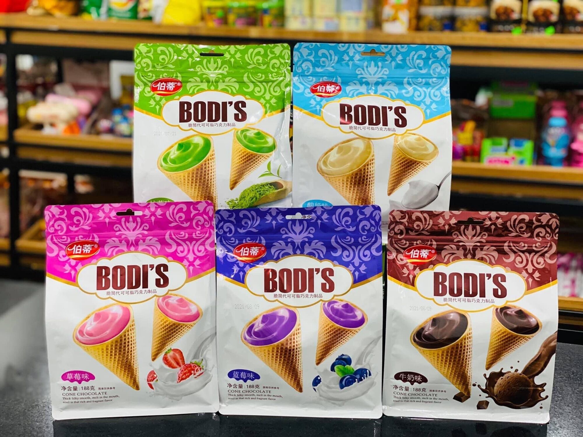 Bánh ốc quế nhân kem màu xanh dương 35k/ gói