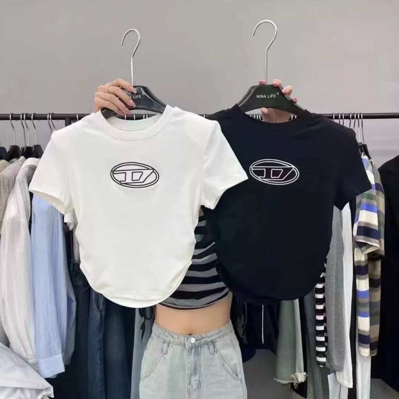 ÁO CROPTOP THÊU CHỮ D CÁ TÍNH CD44