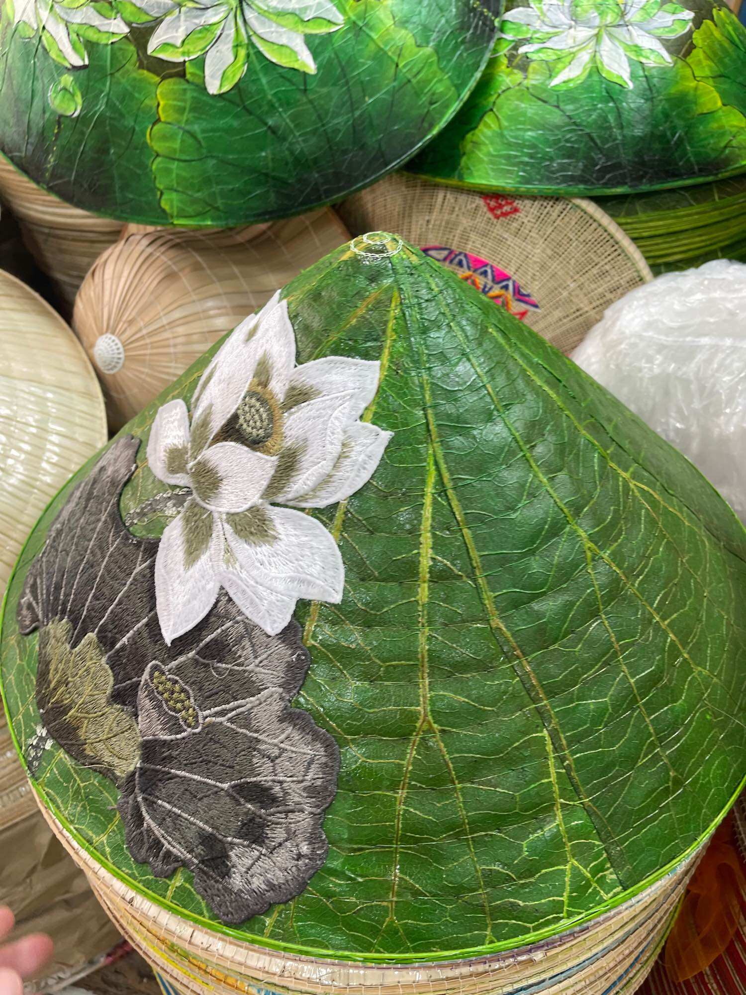 Nón lá sen xứ Huế thêu tay thủ công
