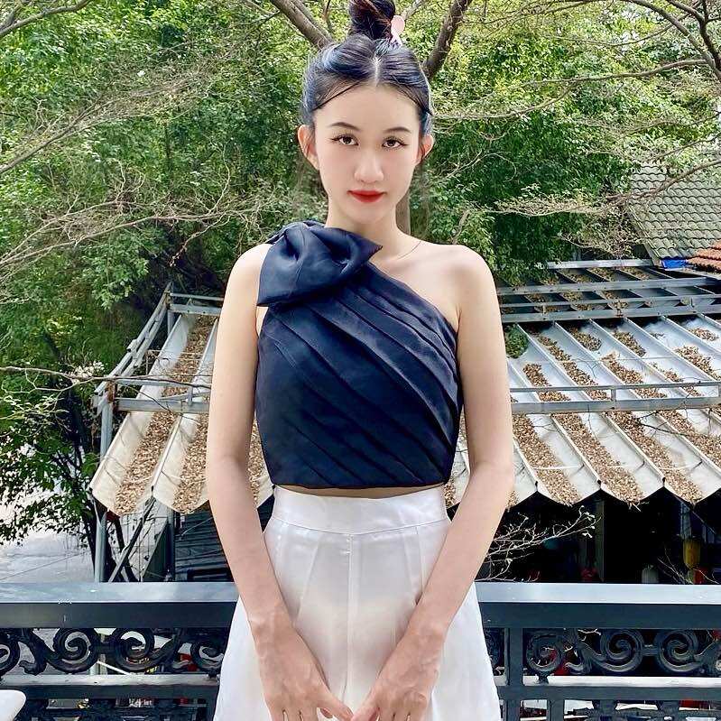 ÁO CROPTOP NƠ LỆCH VAI XẾP LY ĐỄ THƯƠNG