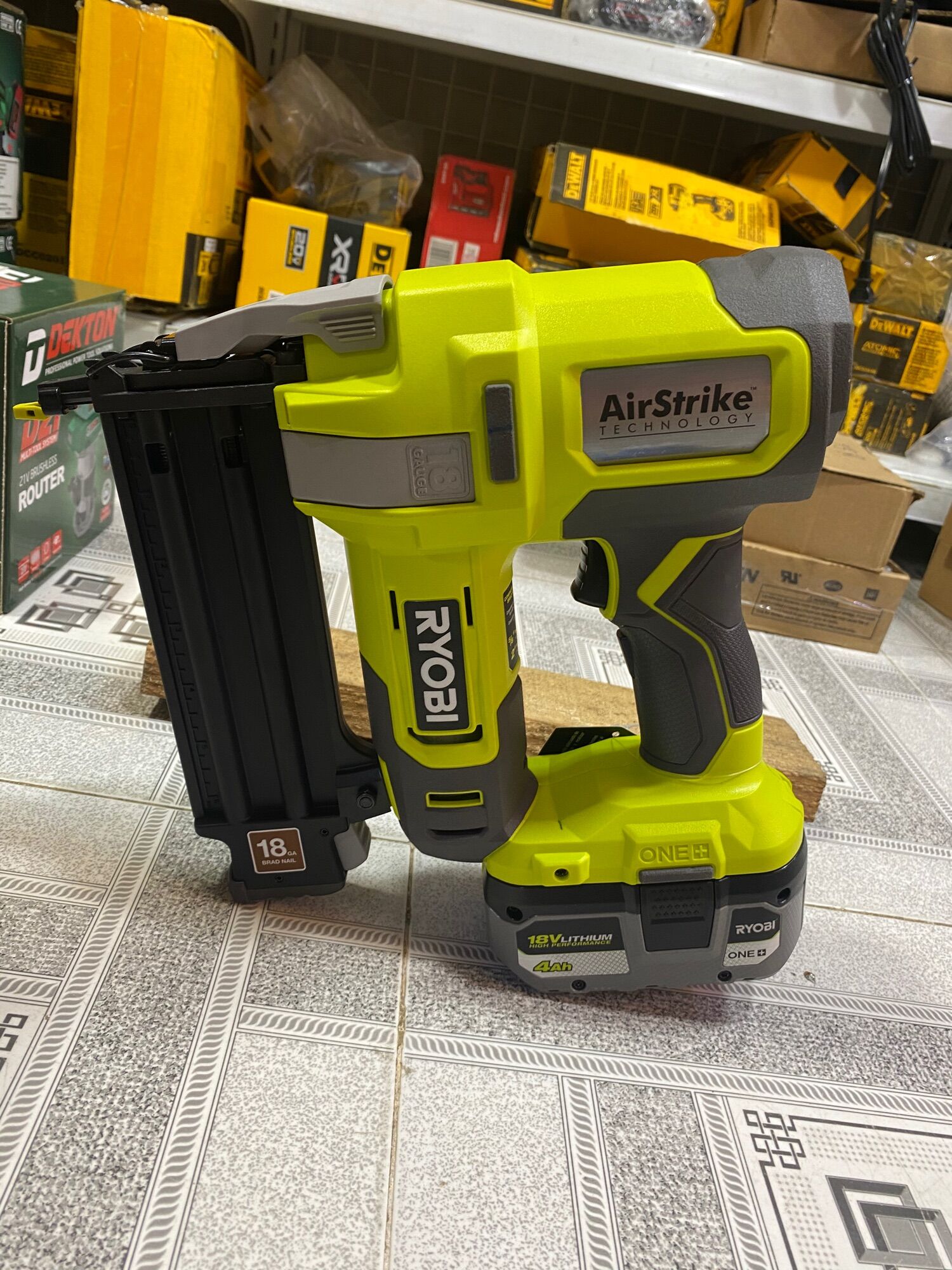Bắn đinh F ryobi dùng pin 18v